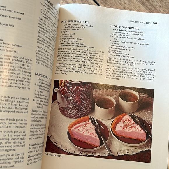VTG 80s Betty Crocker's Cookbook Hardback Spiral Bound Color Photos 1982 Edition - Picture 11 of 11